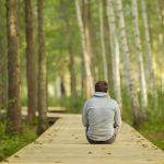 איש יושב בין עצים