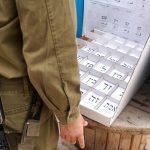 חייל מול הקלפי