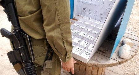 חייל מול הקלפי