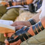 חייל מניח תפילין