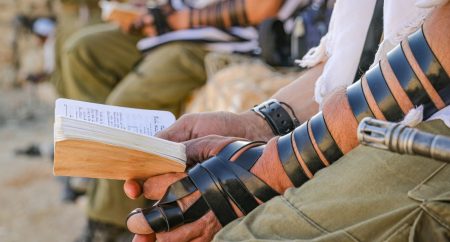 חייל מניח תפילין