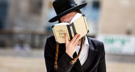 חרדי מתפלל