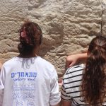 נשים מתפללות בכותל