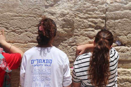 נשים מתפללות בכותל