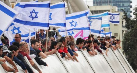 אנשים מחזיקים דגלי ישראל