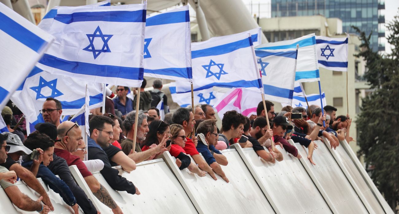 אנשים מחזיקים דגלי ישראל