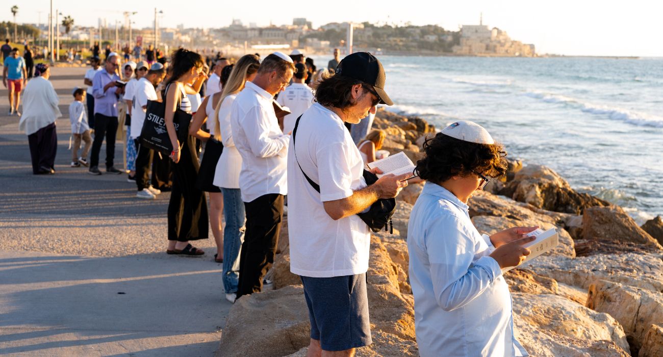 לזרוק את כל החטאים לים. תשליך בחוף הים בתל אביב