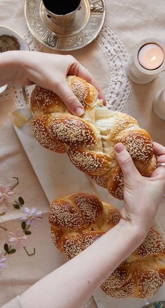 בציעת החלה ביד – כמחווה לצניעות ולברכה לבית. אפייה: רחלי קרוט, צילום: טל סיון צפורין