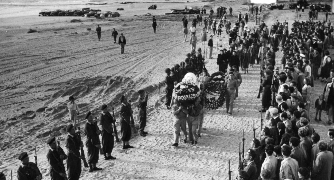 מסע הלוויה של חנה סנש בשדות ים. חברי שדות ים, משלחת הצנחנים ומשמר כבוד של צה"ל מלווים את הארון. קרדיט צילום: משפחת סנש וארכיון בית חנה סנש, שדות ים, מתוך אתר פיקיויקי