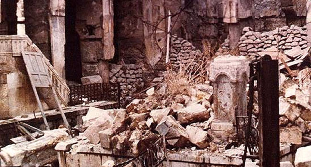 הריסות בית הכנסת לאחר הפרעות. מקור: ויקיפדיה