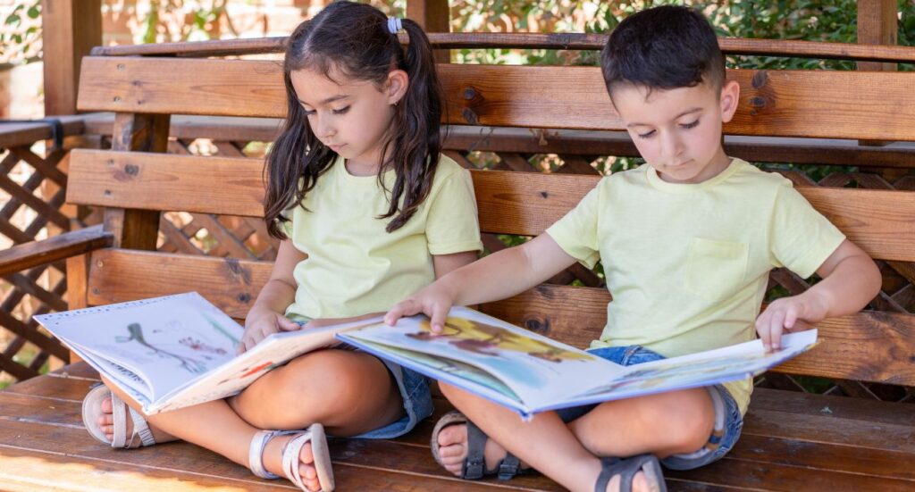 ילדים קוראים בספרים