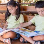 ילדים קוראים בספרים