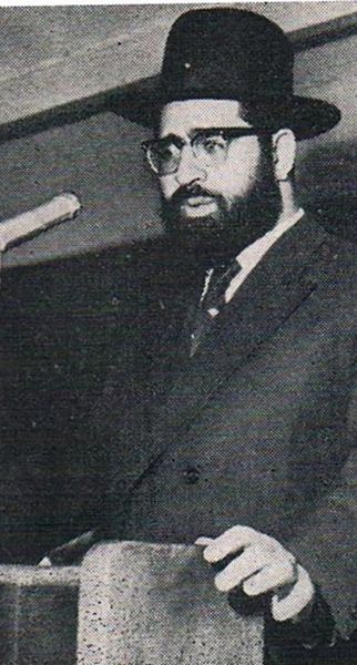 קבע שהממזרות של האחים תקפה. הרב עובדיה יוסף, ראשית שנות ה-60.צילום: ויקיפדיה