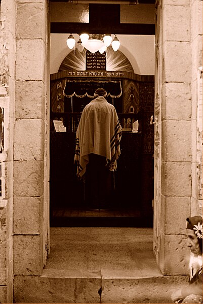 תפילה ירושלמית בבית כנסת בנחלאות. צילום: ימין מסיקה, אתר פיקיויקי