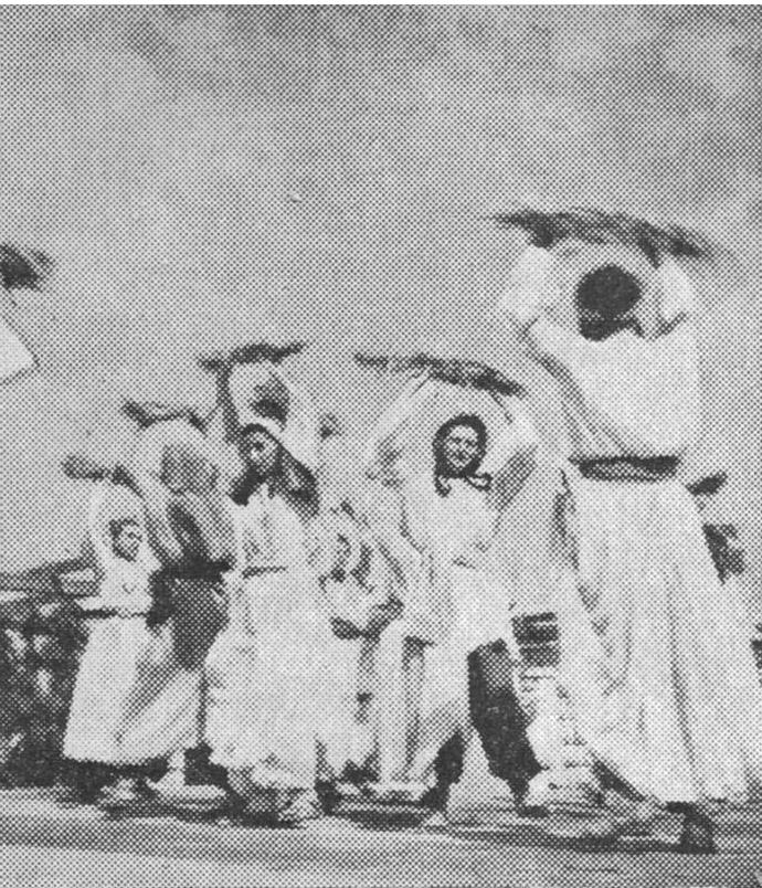 "בזיון זכרם של קדושי האומה בריקוד לעג של רקדניות ורקדנים". כנס מחולות בקיבוץ דליה,1944 צילום: ויקיפדיה