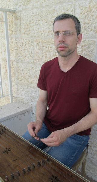 כהן-מוסאי למד לנגן על סנטור והפתיע את סבו בקונצרט פרטי ומרגש. צילום: באדיבות המרואיין