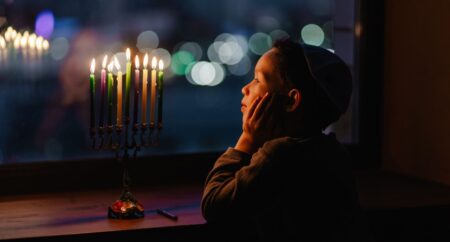 ילד צופה בחנוכיה