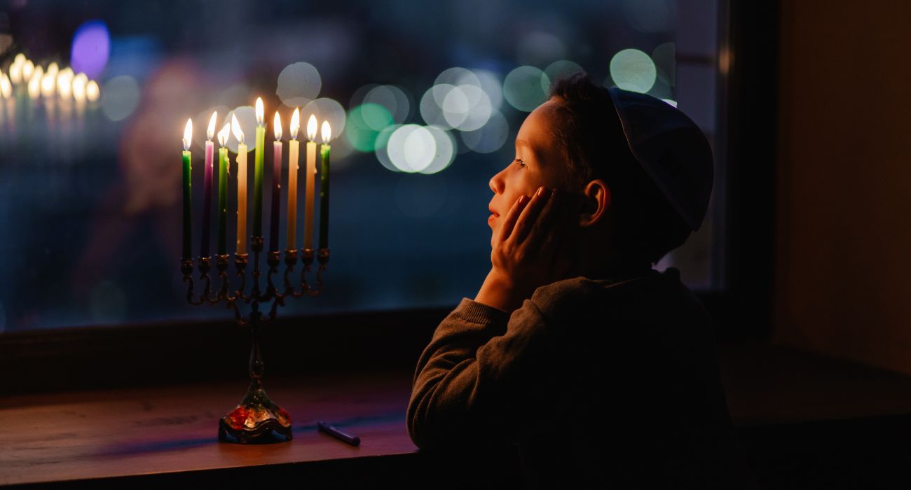 ילד צופה בחנוכיה