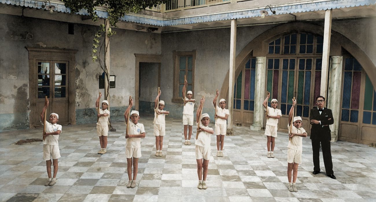 תלמידים יהודים בשיעור קרב פנים אל פנים, עם המורה אברהם נחום סמבירה. טריפולי, שנות ה-30