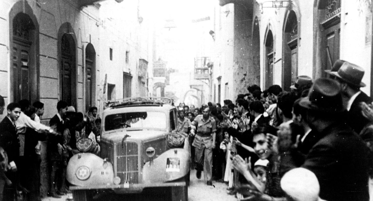 מגן דוד על פנס הרכב. חיילים ארצישראלים בצבא הבריטי, ברחובות הרובע היהודי לאחר שחרור לוב