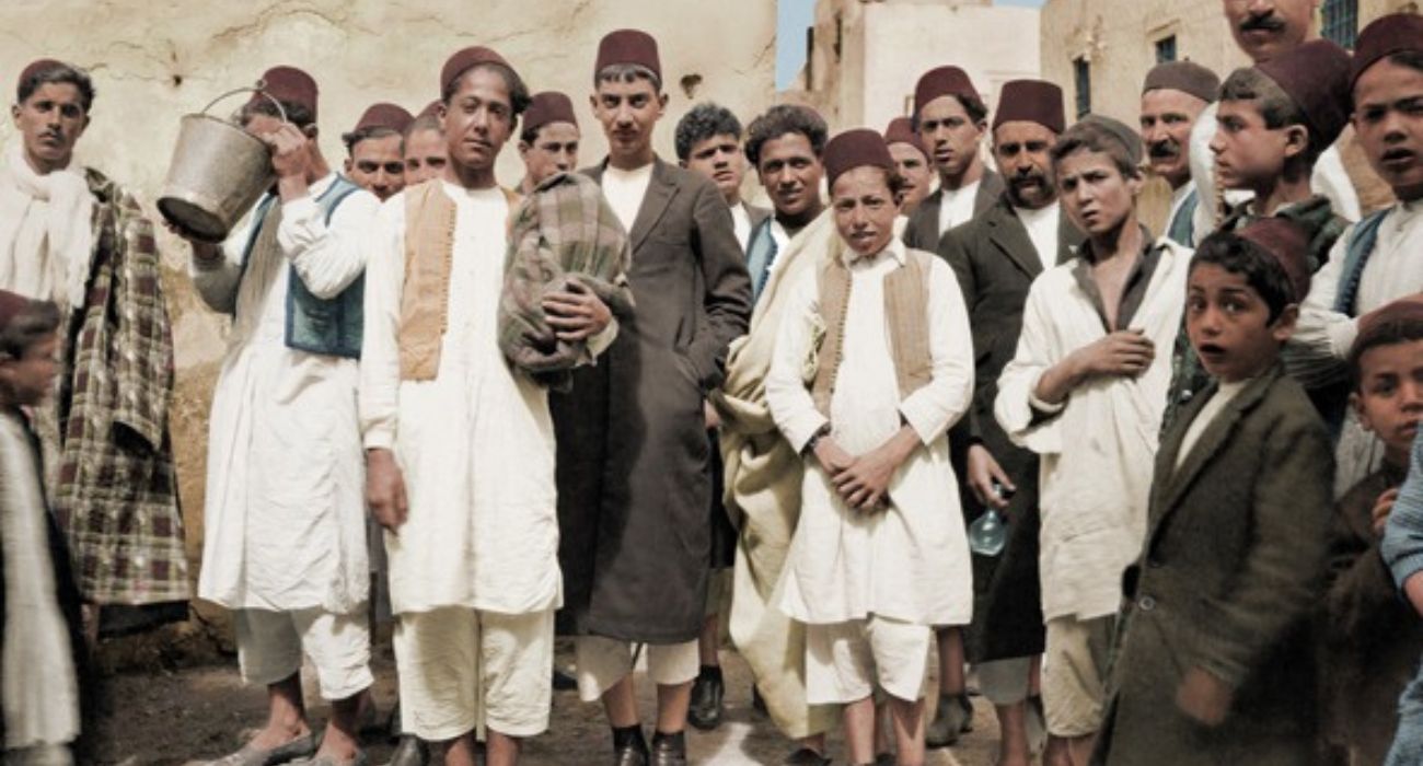 יהודים בצאתם מבית הכנסת בשבת.