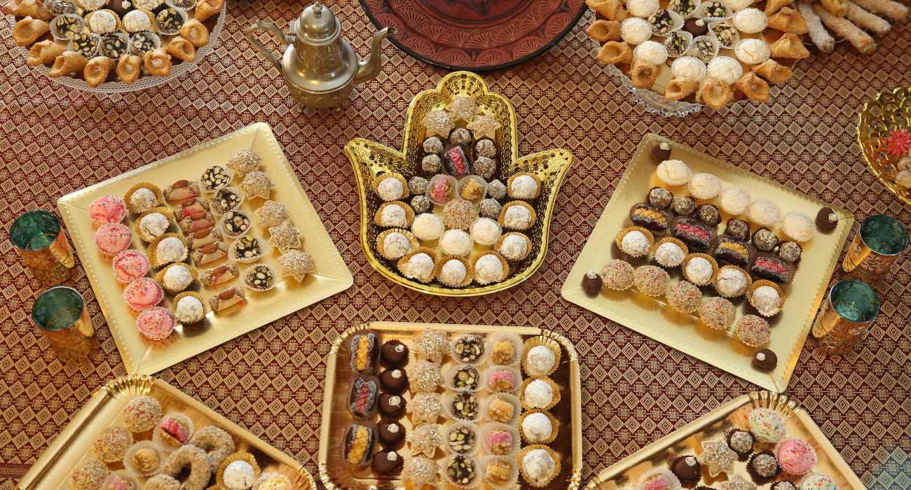 סעודה חגיגית, ממתקים ומשלוחי מנות לבנות