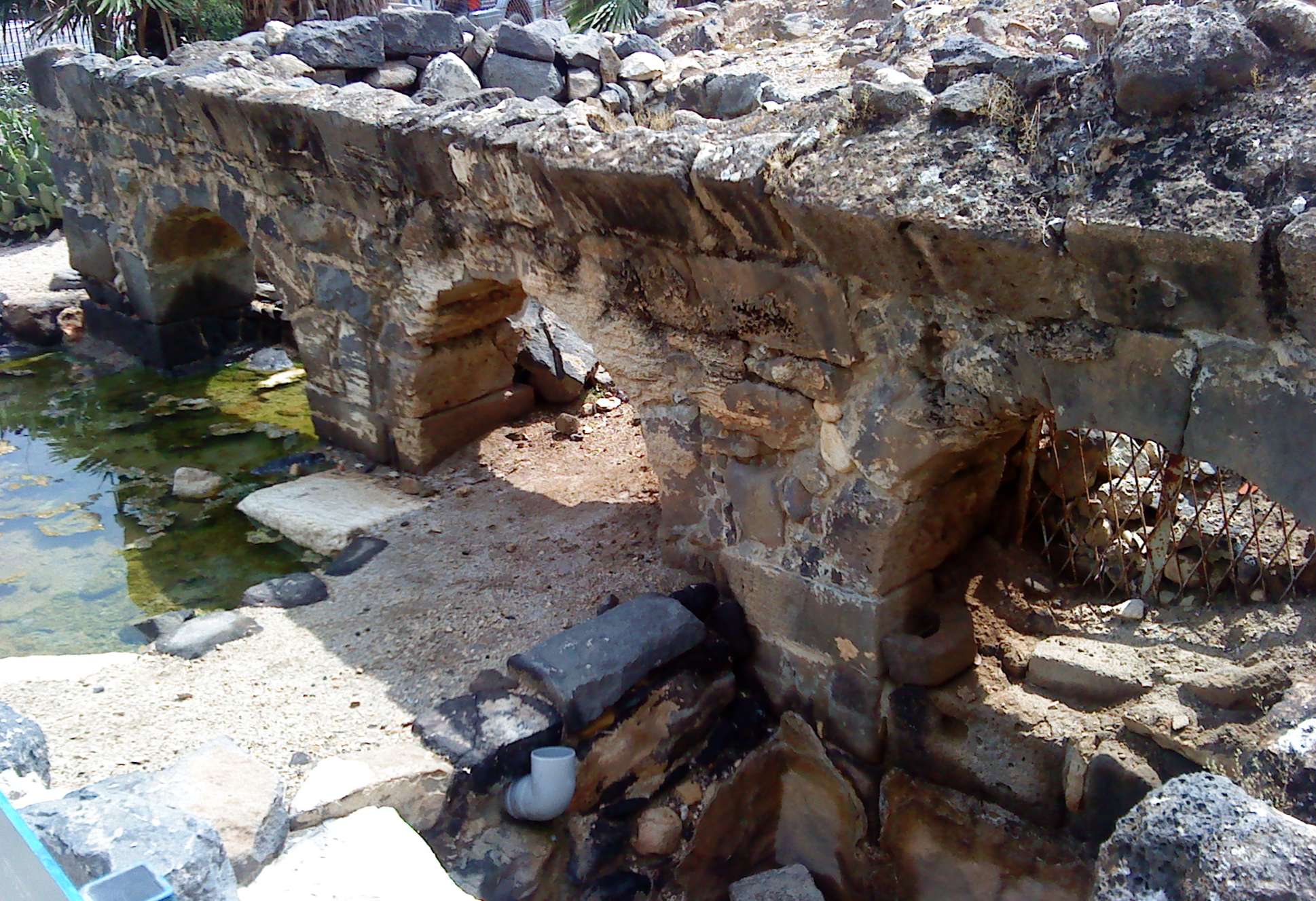 שרידי בית המרחץ הרומי בגן לאומי חמת טבריהצילום: Bukvoed, ויקיפדיה