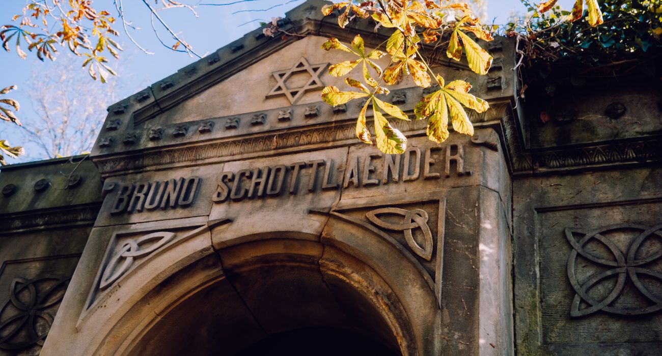 נמצאה בו מצבה מראשית המאה ה-13. בית הקברות היהודי