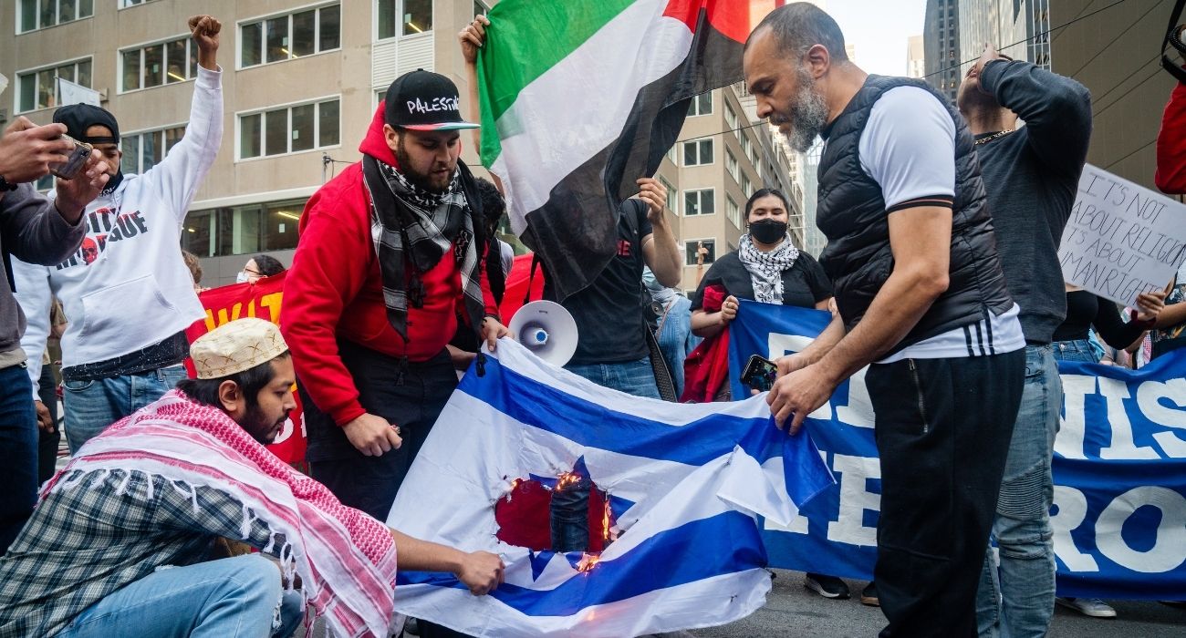 כשהאנטישמיות מתחפשת להתנגדות לישראל: הפגנות בניו יורק