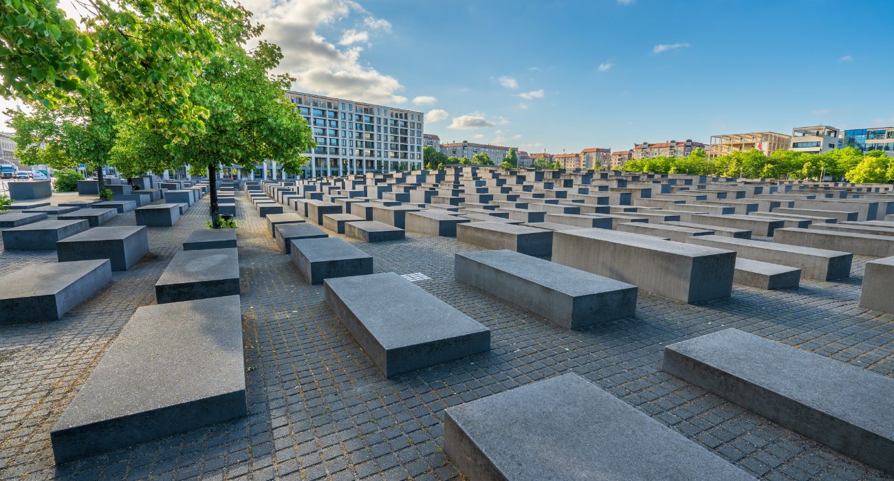 אנדרטת השואה בברלין. השואה היא אירוע כלל עולמי ומחייבת יום זיכרון בינלאומי