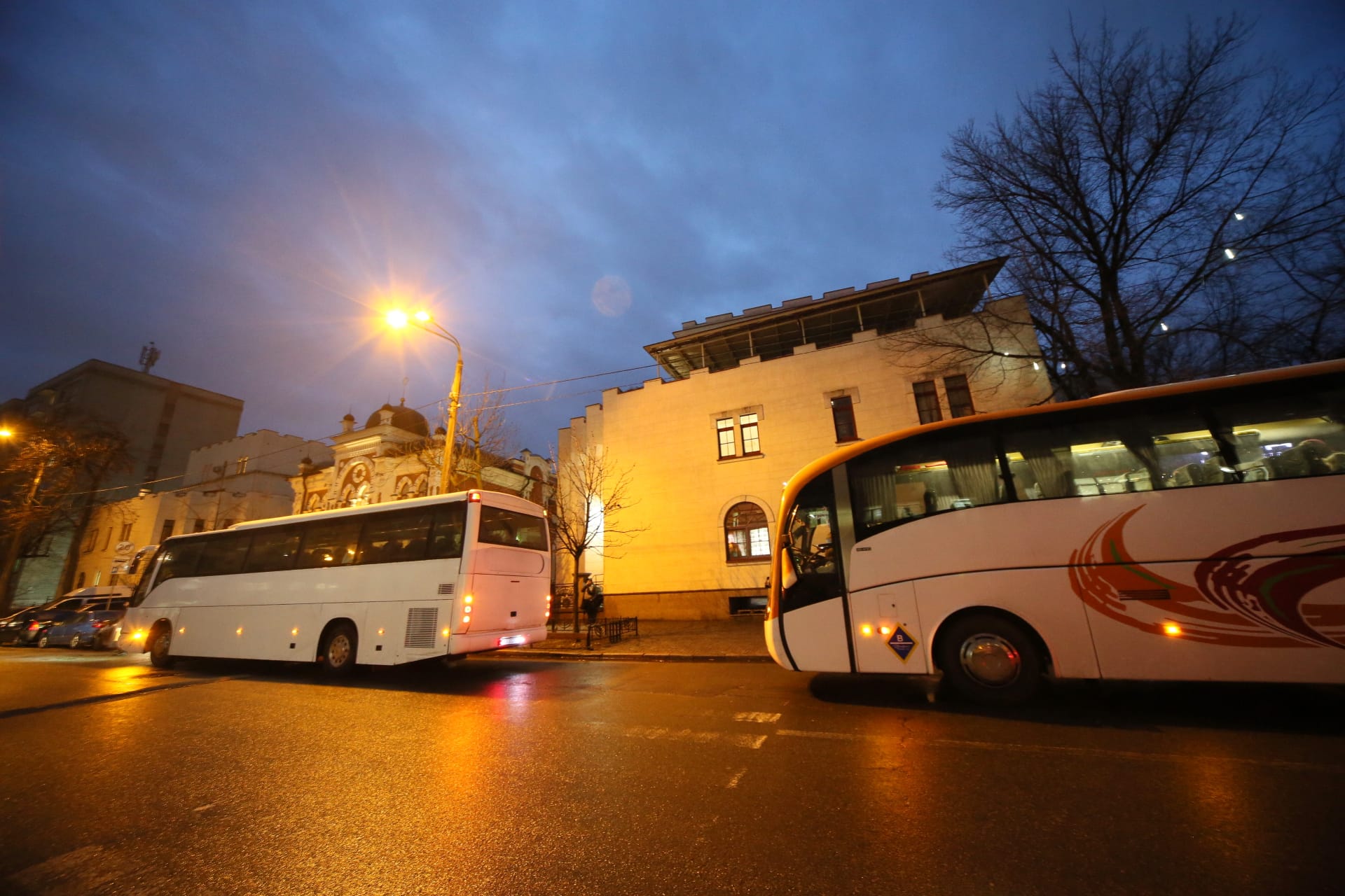 היציאה לאירופה הייתה הפתרון הנוח. אוטובוסים מפנים אזרחים יהודיםצילום: אבי גולדנר