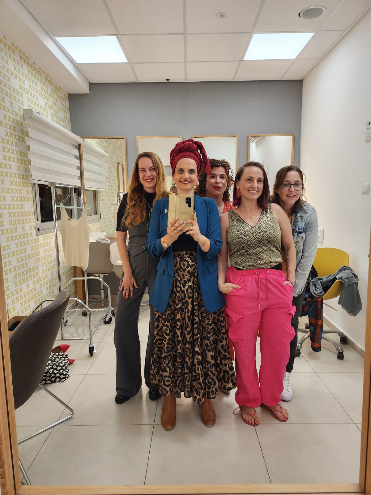 "עוד לפני שהיה לנו מופע מוכן, כבר היינו סולד-אאוט". יעל שבח עם כמה ממשתתפות המופע