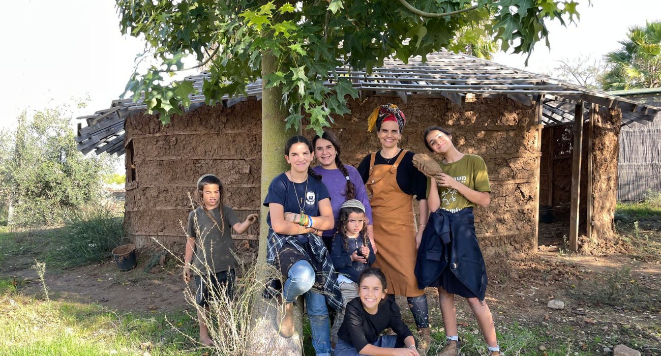 "כבר בשבעה התחלתי לצחוק – ומשם הכול נהיה יותר קל". יעל שבח וילדיה