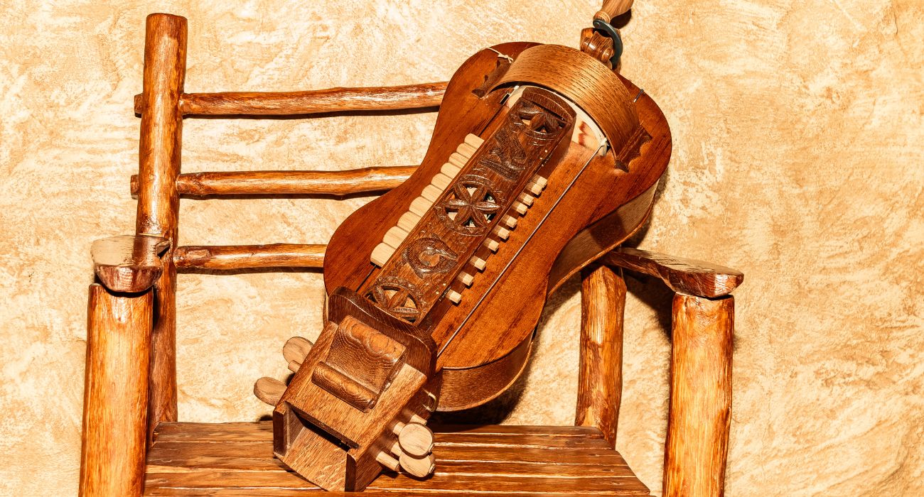 בערבי שבת הסמטאות התמלאו בשירת פיוטים רומניוטיים עתיקים כשברקע נשמעו צלילי הלירה