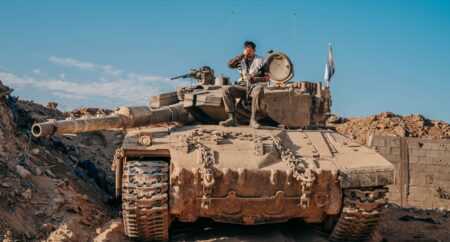 חייל על טנק