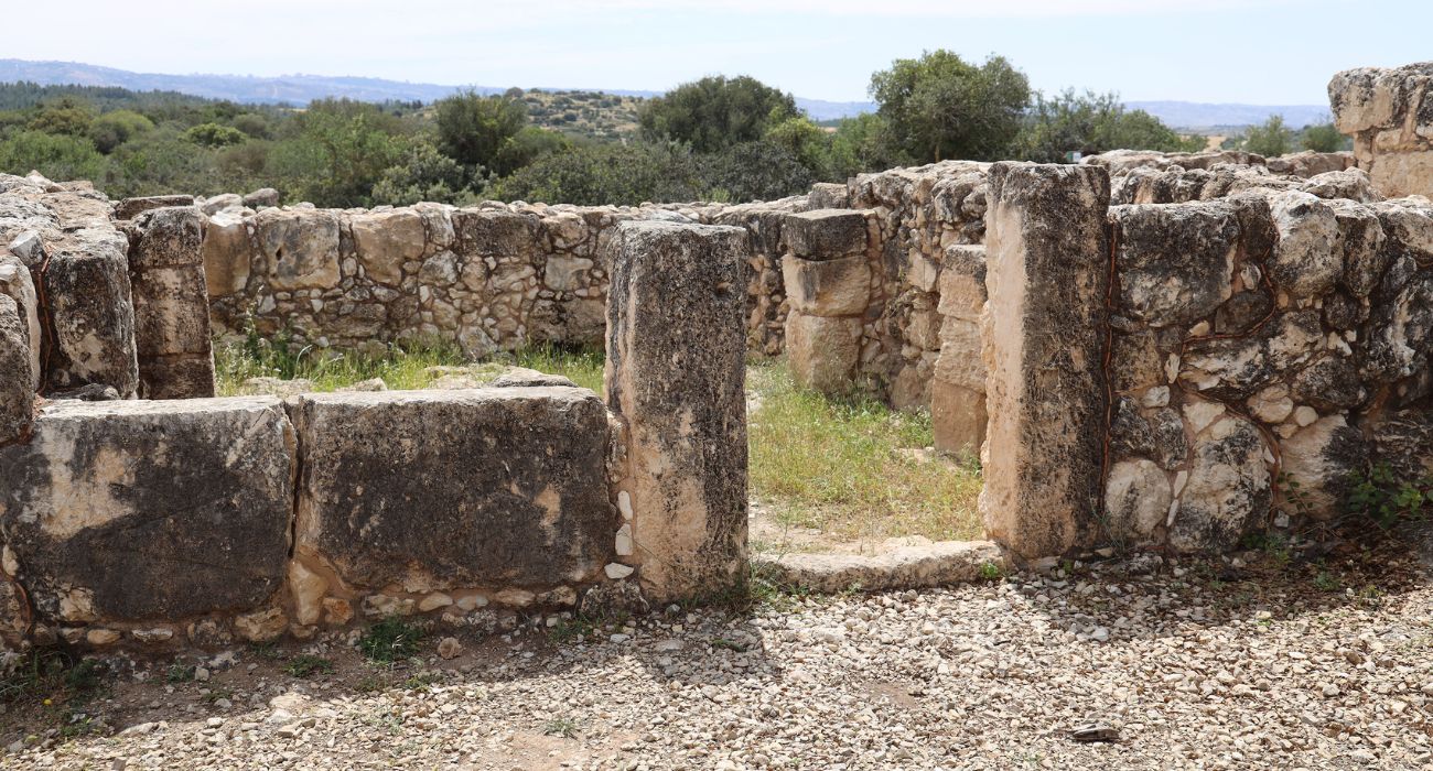 חורבת עתרי. שרידי כפר יהודי מימי בית שני בשפלת יהודה. צילום: יואל פיקסלר, מתוך אתר פיקיויקי