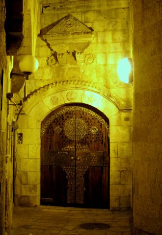 בית הכנסת "אליהו הנביא" בלילה. צילום: אתרי מורשת ויקיפדיה 2012