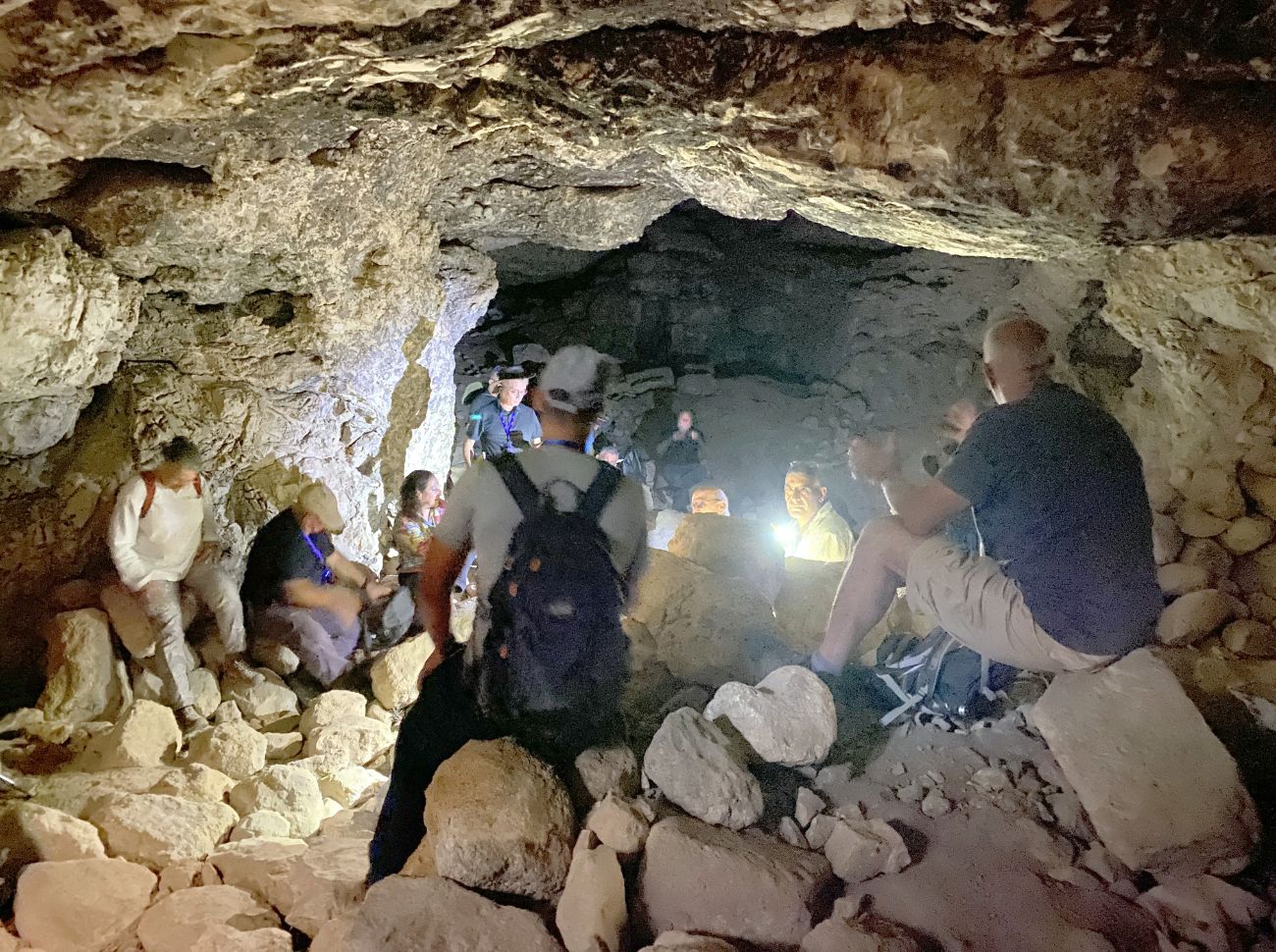 מרי הנפש מסתתרים. המערה בתל עדולםצילום: שלמה רודד. פיקיויקי