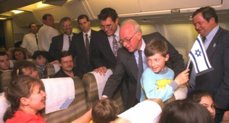 רבין ועולים חדשים, קרדיט: ויקיפדיה