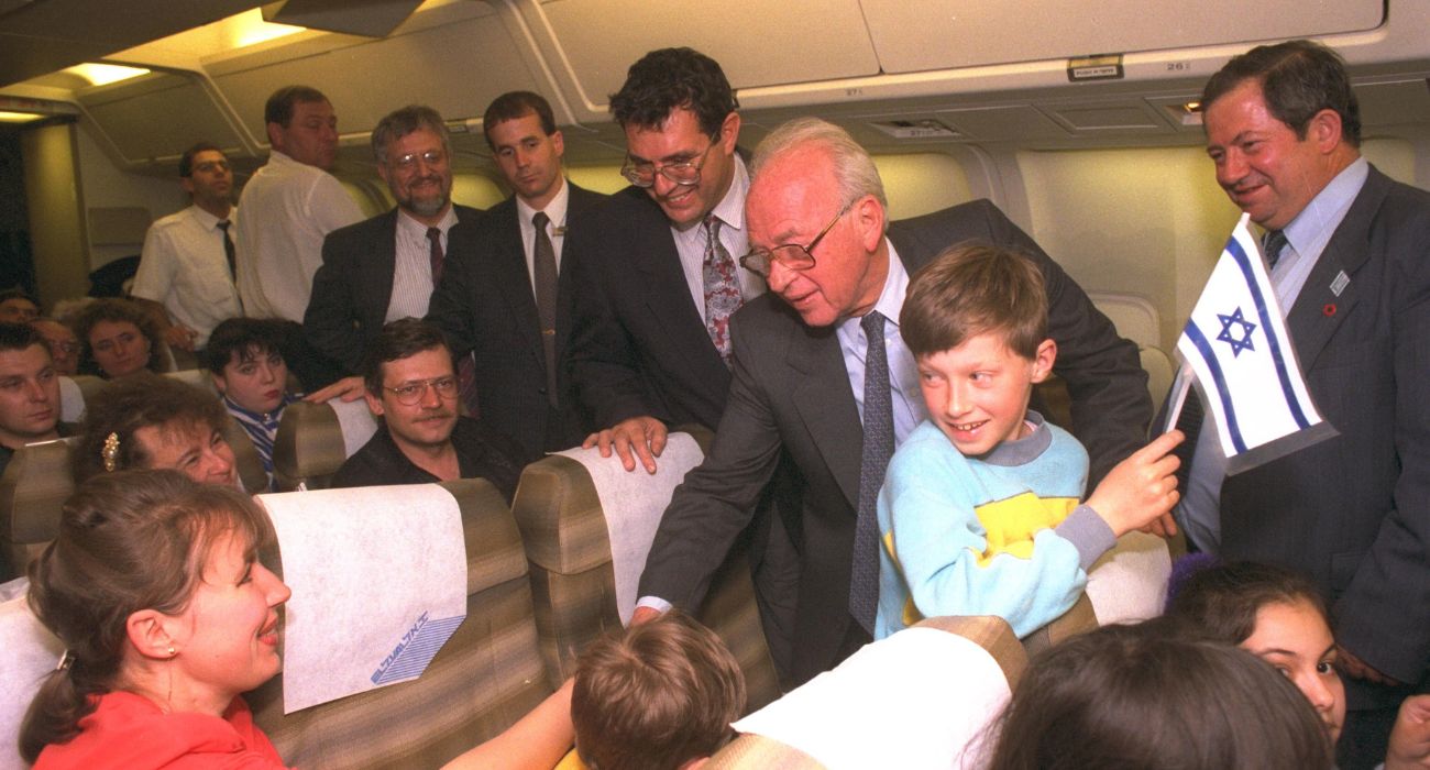 רבין ועולים חדשים, קרדיט: ויקיפדיה