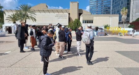 לגור יחד