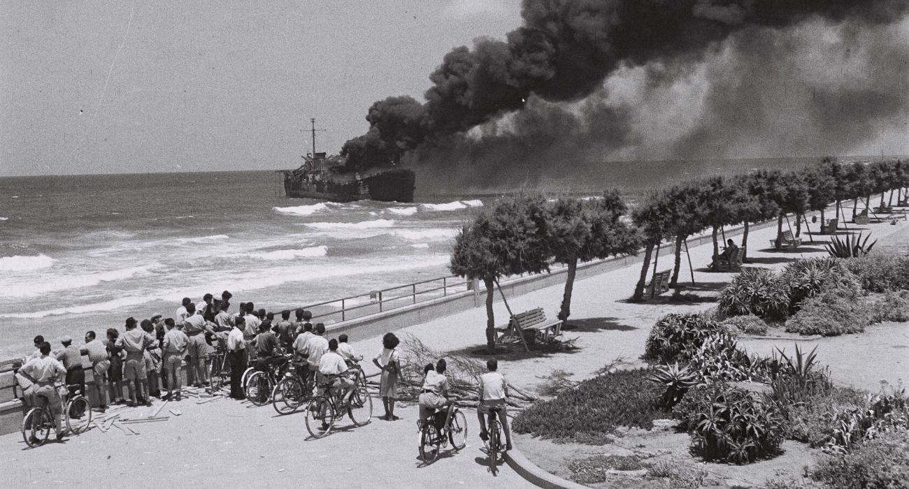 "לא תהיה מלחמת אחים בעוד האויב בשער". האונייה אלטלנה עולה באש, יוני 1948. צילום: הנס פין, לע"מ