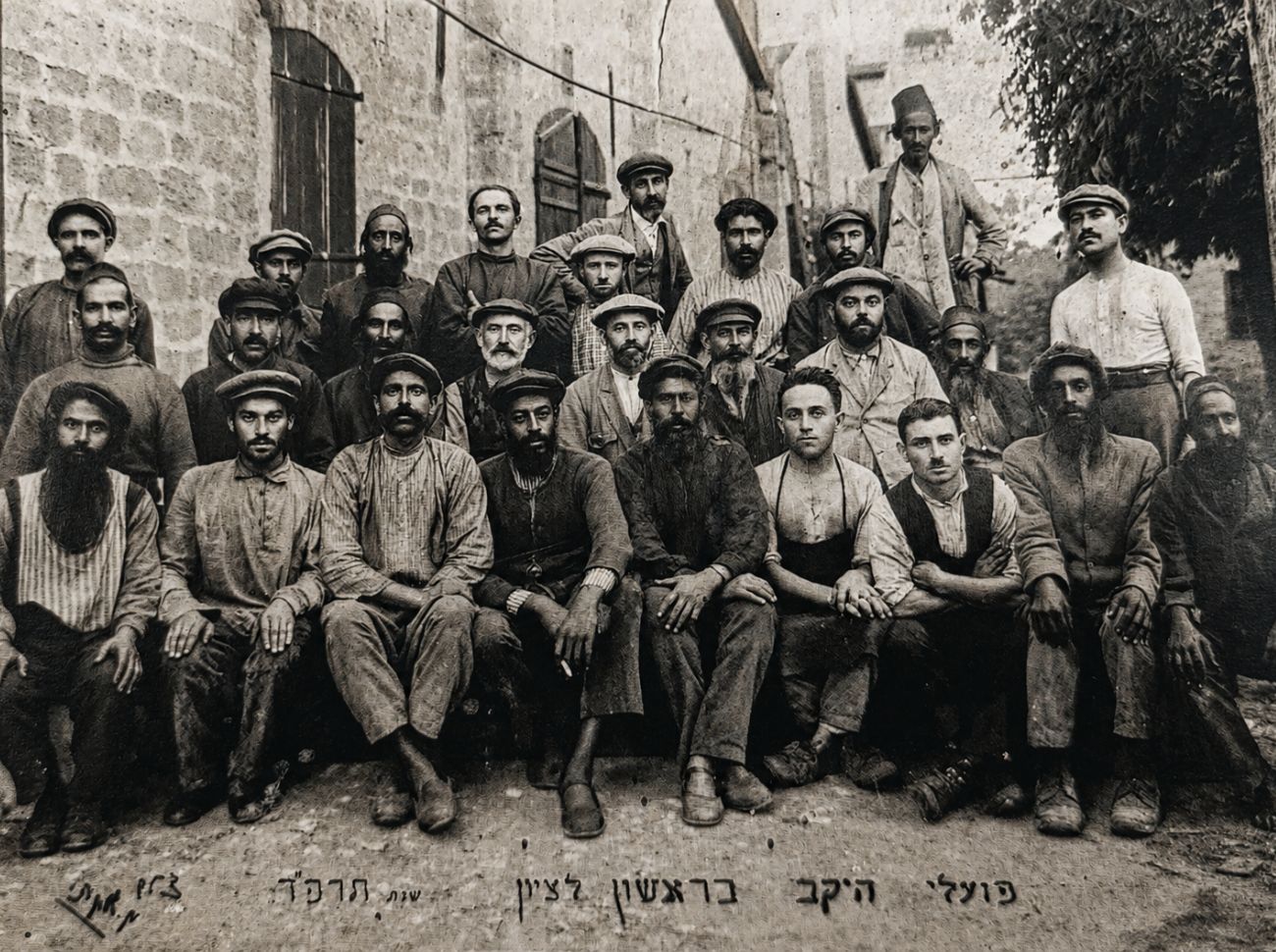 לאורפלים יצא שם של אנשים חזקים. האורפלים ביקב ראשון לציון. התמונה לקוחה מספר "מעבר לנהר באו אבותינו"