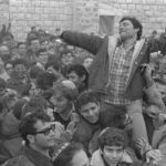 חנן פורת נישא על כתפי פעילי גוש אמונים לאחר השגת פשרת סבסטיה שהובילה להקמת היישוב קדומים, 8 בדצמבר 1975. צילום: משה מילנר, לע"מ